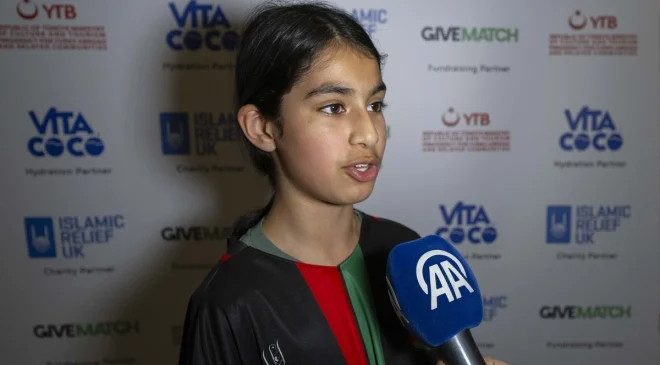 İngiltere’deki 10 yaşındaki kız çocuğu Gazzeli çocuklar için 8 bin sterlin bağış topladı